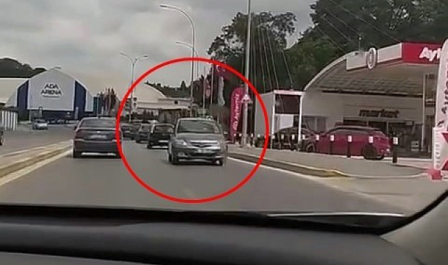 Kilometrelerce Geri Geri Giden Otomobil Şaşkınlık Yarattı