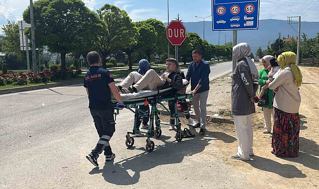 Motosiklet Otomobil İle Çarpışmanın Etkisiyle Yola Savruldu