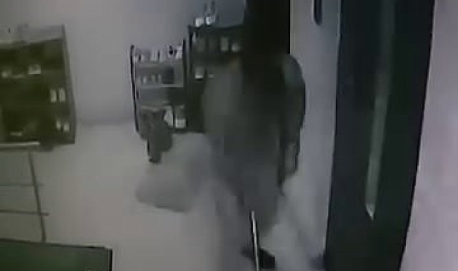 Pamukova Kediye apartmanda sopayla saldırdı