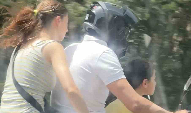 Tehlikeli Yolculuk: Motosiklet Sürücüsü Ailesiyle Beraber Kamerada