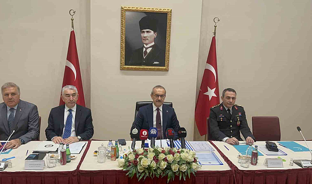 Vali Yavuz'dan Belediyelere Sokak Köpekleri İçin Uyarı: Yasal Sorumluluklarınızı Yerine Getirin