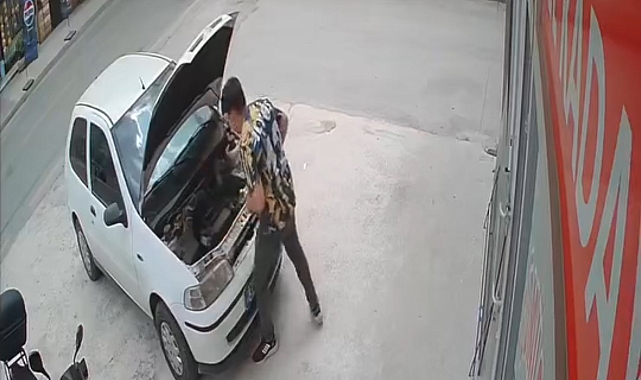 Yılan Otomobilin Motoruna Girdi, Tekerlek Sökülerek Kurtarıldı
