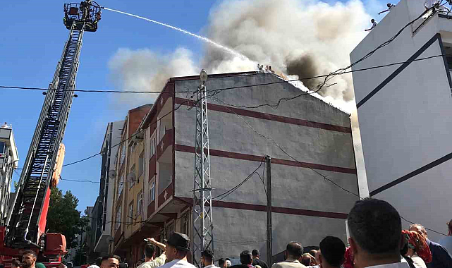 Arnavutköy'de bina çatısı alev aldı, vatandaşlar çatılardan hortumlarla söndürmeye çalıştı