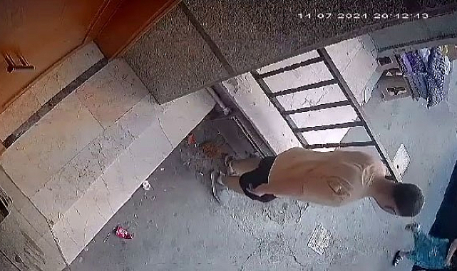 Esenyurt'ta hayrete düşüren anlar: Apartmanın önüne tuvaletini yaptı