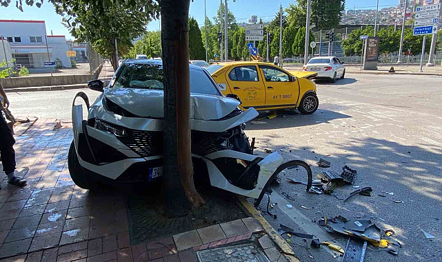 Ticari taksi ile otomobil çarpıştı: 2 yaralı
