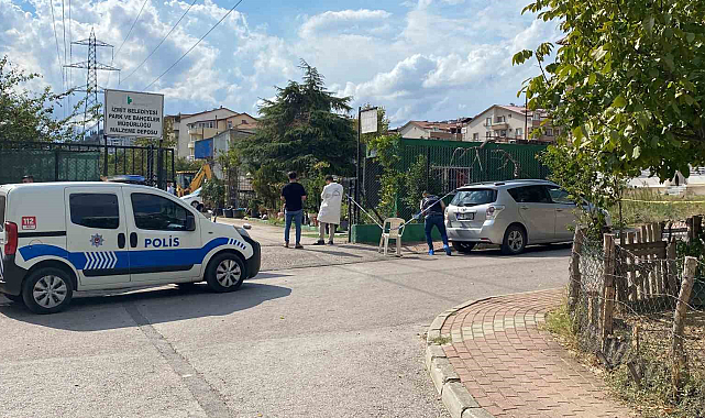 Komşu ilçe İzmit Belediyesi çalışanını, belediyeye ait mekanda vurup kaçtılar