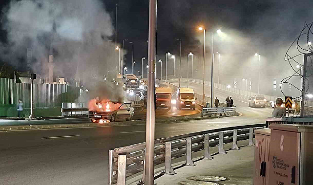Gebze'de Seyir Halindeki Otomobil Alev Alev Yandı
