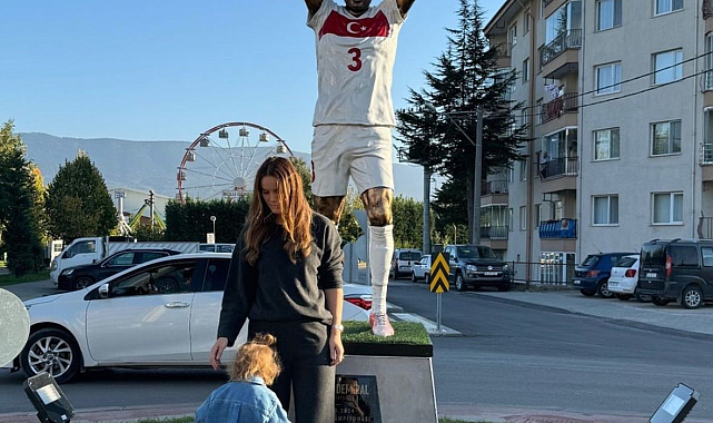 Heidi Demiral, Eşi Merih'in Heykelinin Önünde Poz Verdi