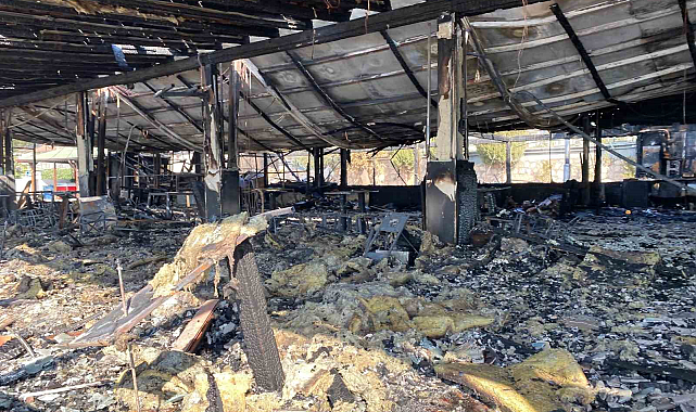 Kocaeli'nin Körfez İlçesinde Restoran Yangını: Alevler Restoranı Küle Çevirdi