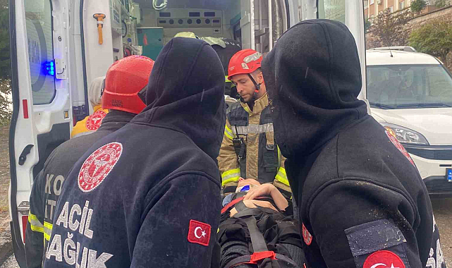 Sağanak Yağışta Kaygan Yolda Araç Takla Attı: İtfaiye Yaralıları Kurtardı