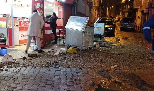 Kadıköy'de kanalizasyon borusu patladı, bir dükkan zarar gördü