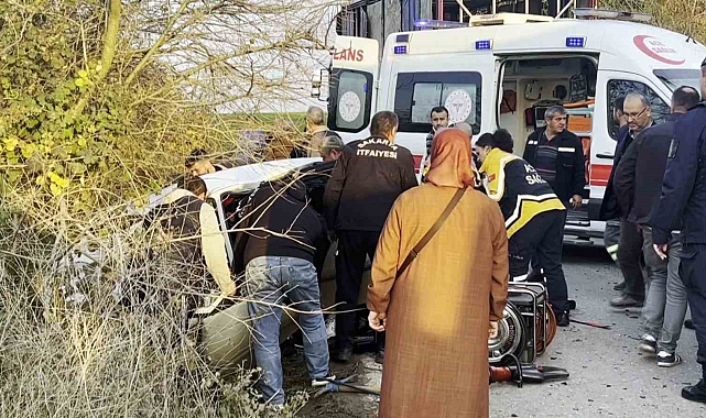 Sakarya'da feci kaza: Otomobil hurdaya döndü, anne ve oğlu hayatını kaybetti