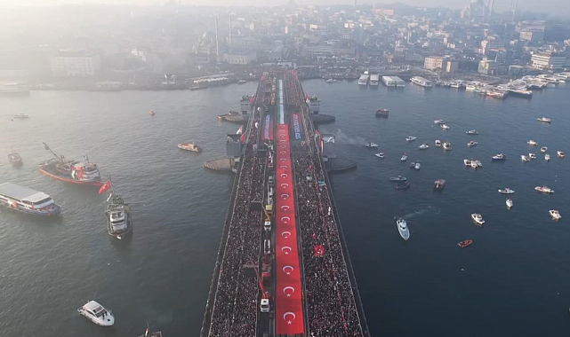 Galata Köprüsü'nde düzenlenen Gazze'ye destek yürüyüşüne balıkçılar tekneleriyle katıldı