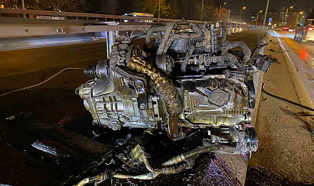 Otomobilin motoru yerinden koptu