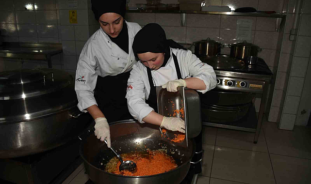 Taşımalı eğitim gören 2 bin 700 öğrencinin yemekleri liseli ablalarından