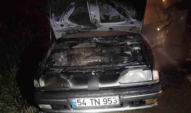 Alev topuna dönen otomobil, itfaiye ekiplerince söndürüldü