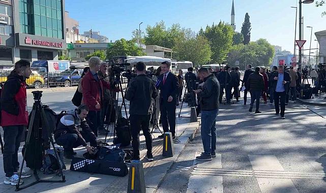 Dolmabahçe'de Ukrayna-Rusya heyeti arasındaki görüşmeye basından yoğun ilgi