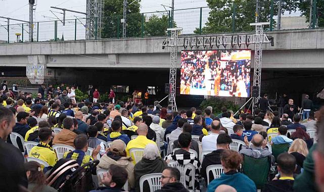 Kartal'da Fenerbahçe'nin Euroleague final maçı dev ekranda izlendi