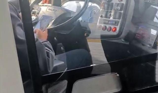 Metrobüs şoföründen "pes" dedirten duyarsızlık : Seyir halinde sohbet edip cep telefonu ile ilgilendi