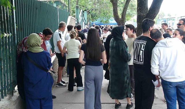 YKS heyecanı: Öğrenciler salonda, aileler dışarda ter döktü