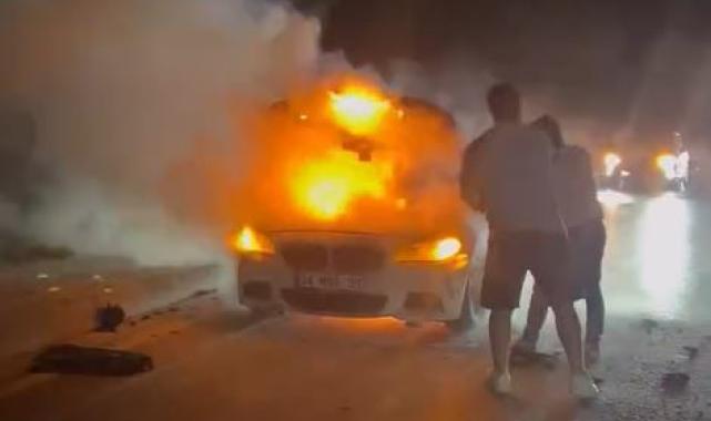 Arnavutköy'de seyir halindeki araç alev alev yandı
