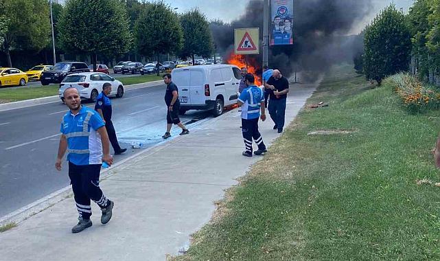 Bakırköy'de Bir Araç Alev Alev Yandı