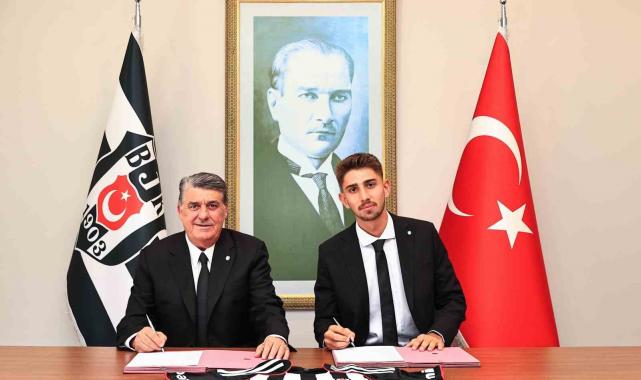 Beşiktaş: "Gelişimini Beşiktaş Futbol Akademisi'nde tamamlayan genç futbolcumuz Demir Ege Tıknaz'ın sözleşmesi, 2027-2028 sezonu sonuna kadar uzatılmıştır."