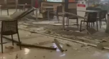 Beylikdüzü'nde AVM'nin yemek katının asma tavanı çöktü