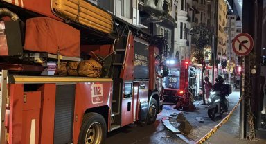Beyoğlu'nda eğlence mekanı çatısında korkutan yangın