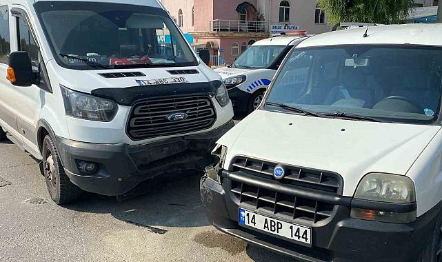 Bolu'da Minibüs İle Hafif Ticari Araç Çarpıştı