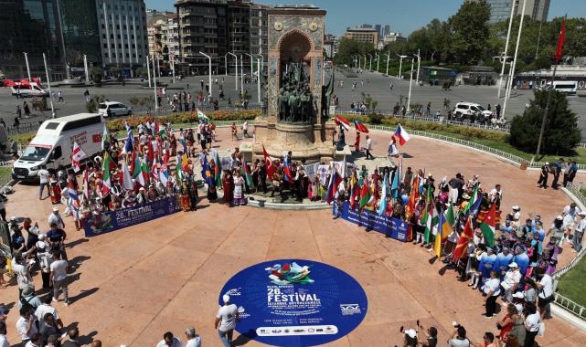 Büyükçekmece 26. Uluslararası Kültür ve Sanat Festivali'nin çelenk töreni Taksim'de yapıldı