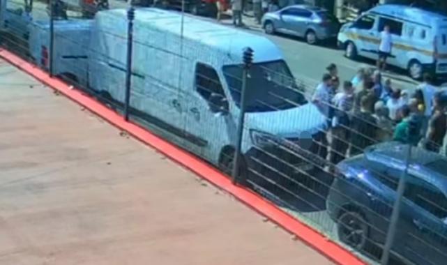 Kadın muhabire görevi başında linç girişimi kamerada: "Paramparça ederiz"