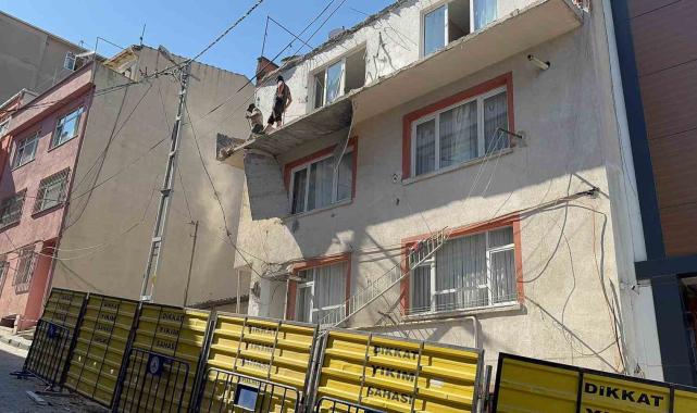 Kağıthane'de balkon çöktü, bina tedbir amaçlı mühürlendi