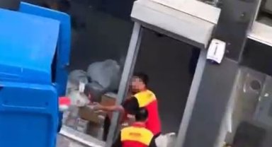 Kargo firması çalışanları kolileri kamyona fırlatarak yükledi