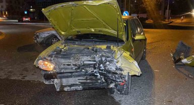 Kavşakta iki otomobil çarpıştı: 4 yaralı