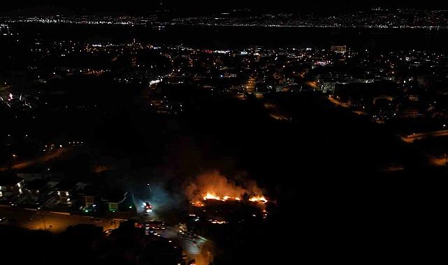 Kocaeli Başiskele'de çalılık alanda çıkan yangın geceyi aydınlattı