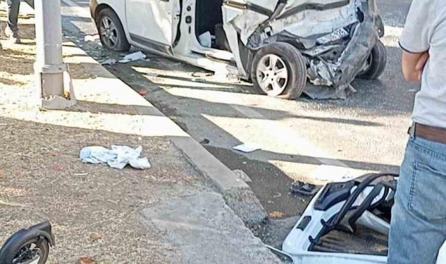 Küçükçekmece'de araç ile servis minibüsü çarpıştı: 4 yaralı