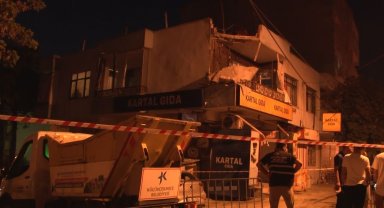Küçükçekmece'de iki katlı binanın balkon duvarı çöktü