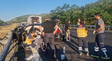 Önce kamyona sonra bariyere çarptı 5 yaralı