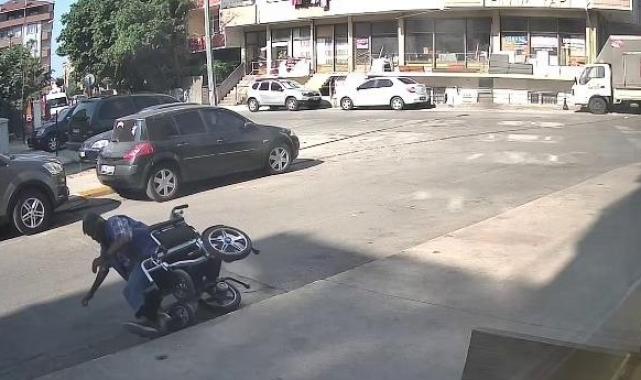 Pendik'te akülü arabadan düşen engelli vatandaşın yardımına esnaf koştu
