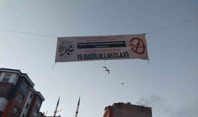 Peygamberimize yönelik karikatüre afişli protesto