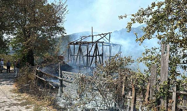 Düzce'de Anız Ateşi Ahırı Yaktı