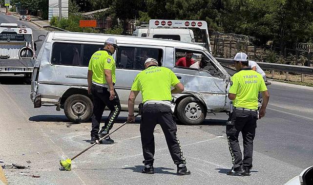 Yan yatan minibüste 6 kişi yaralandı, polis cam kırıklarını süpürgeyle temizledi