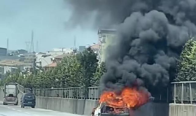 Yanan otomobilden geriye hurda yığını kaldı