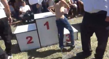 Yayla bayramında güreşte birinci olan minik sporcu kürsüye çıkarken ayakkabılarını çıkardı