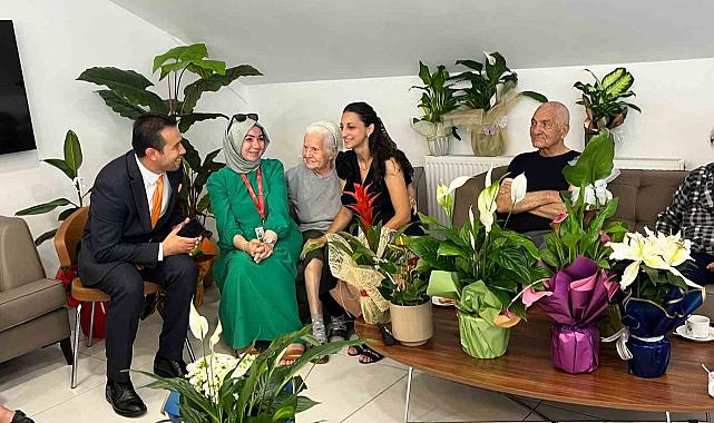 Yeni görevlerine anlamlı dokunuşla başladılar: Tebrik çiçekleri yaşlı bakım merkezine gitti