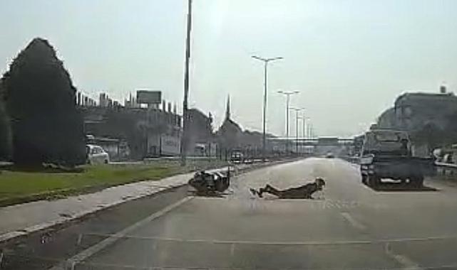 Yola bir anda çıkan çekiciye motosiklet çarptı