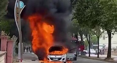 Alev alan otomobilden geriye hurda yığını kaldı