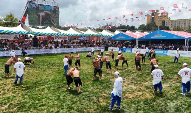 Ata sporunun kalbi Arnavutköy'de attı: İstanbul'un Kırkpınar'ı binlerce güreşseveri buluşturdu