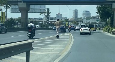 Ataşehir D-100 Karayolu'nda scooter ile tehlikeli yolculuk kamerada